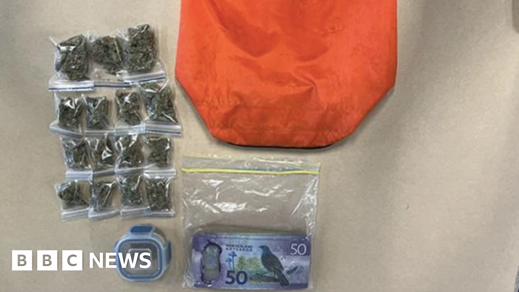 Una bolsa de cannabis y dinero en efectivo fue donada por error a una organización benéfica de Nueva Zelanda