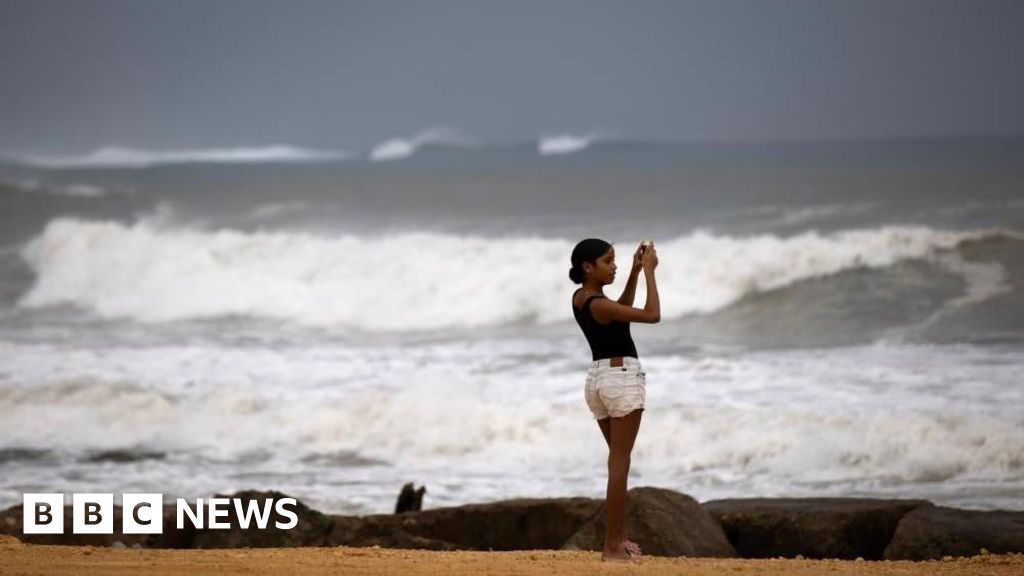 Hurricane threatens US East Coast with life-threatening waves