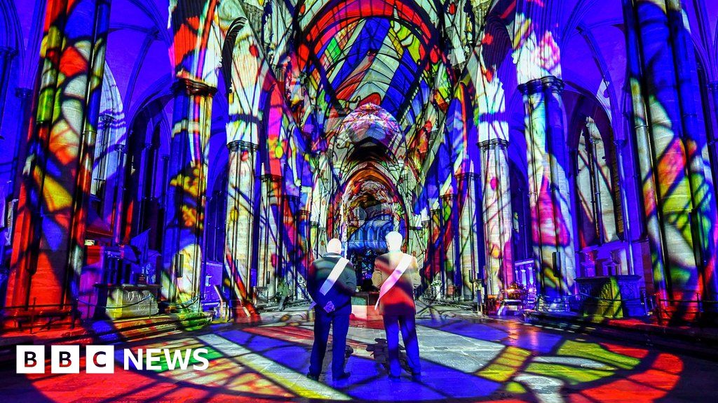 Light show marks cathedral's 800th anniversary