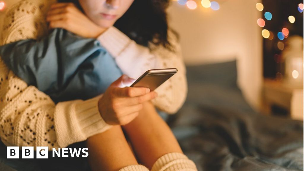 Instagram: New tools to ban self-harm and suicide posts