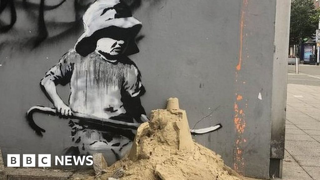 _122742072_banksy_lowestoft.jpg