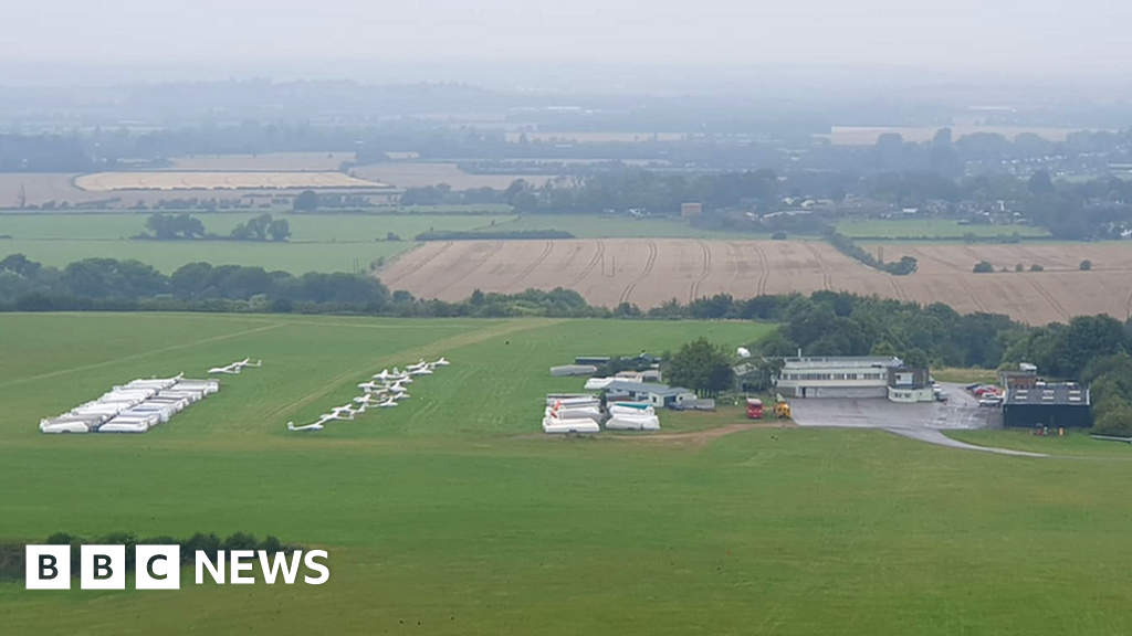 Dunstable gliding club remains open following pilot death BBC News