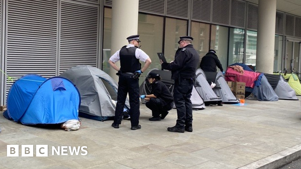 La polizia incontrata si scusa dopo la distruzione delle tende dei senzatetto