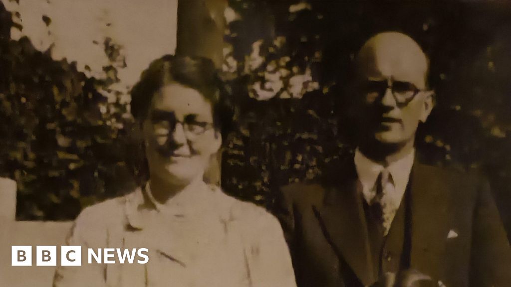 Couple's wartime love letters released for VJ Day