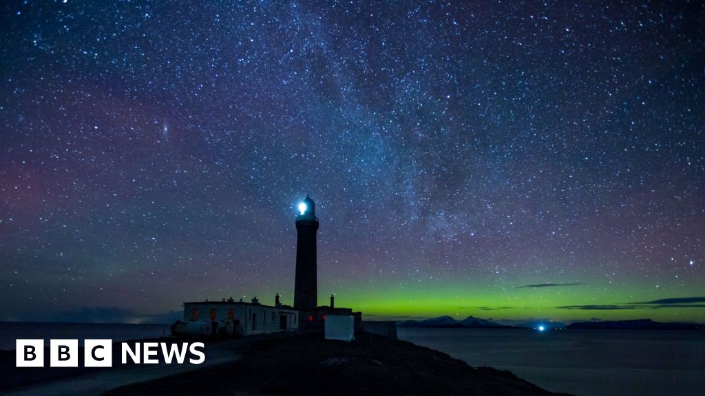 Aurora Borealis lights up the sky over Scotland - BBC News