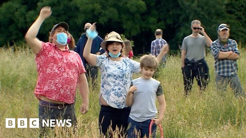 Hundreds protest in Cardiff over Velindre hospital plan