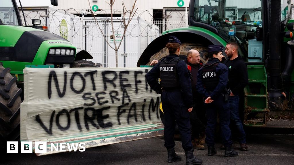 Десетки фермери които се спуснаха на хранителен пазар край Париж
