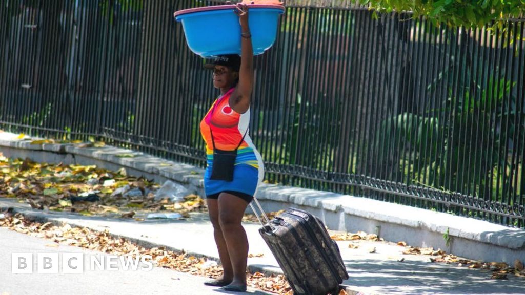 Десетки хиляди хора са избягали от столицата на Хаити Порт о Пренс
