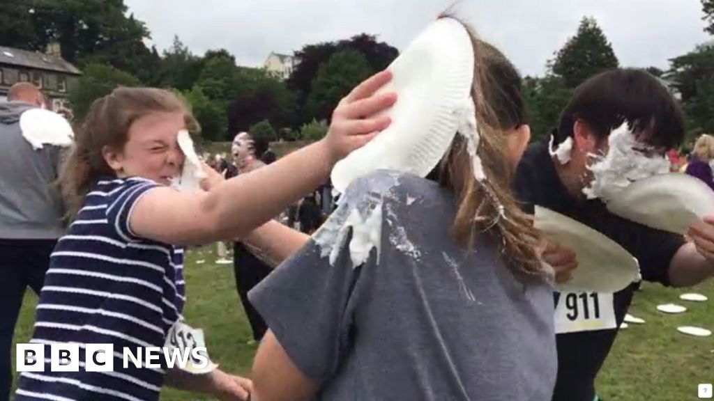 Pie fight breaks world record at Ulverston festival - BBC News