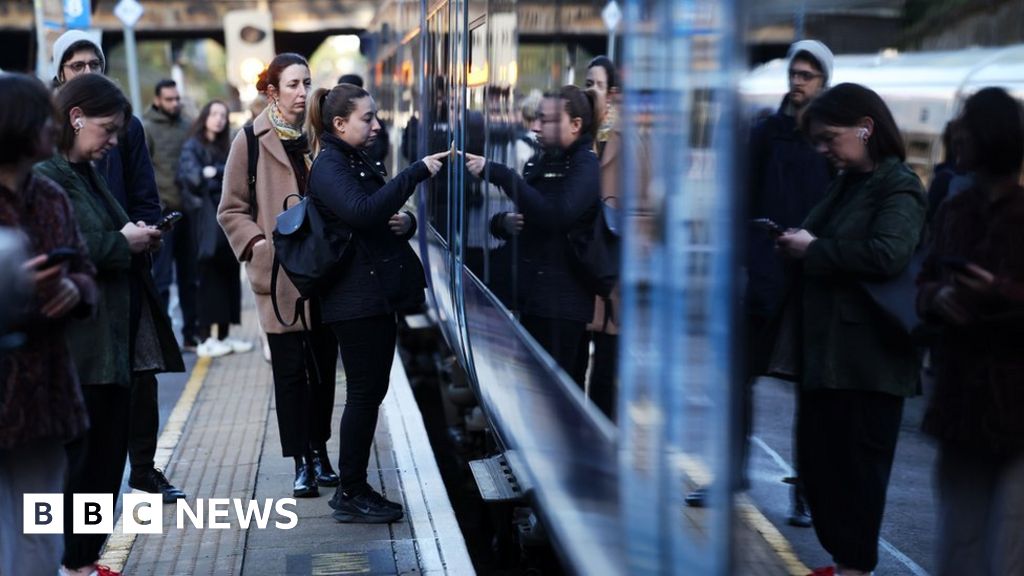 Labour promises automatic refunds for train delays