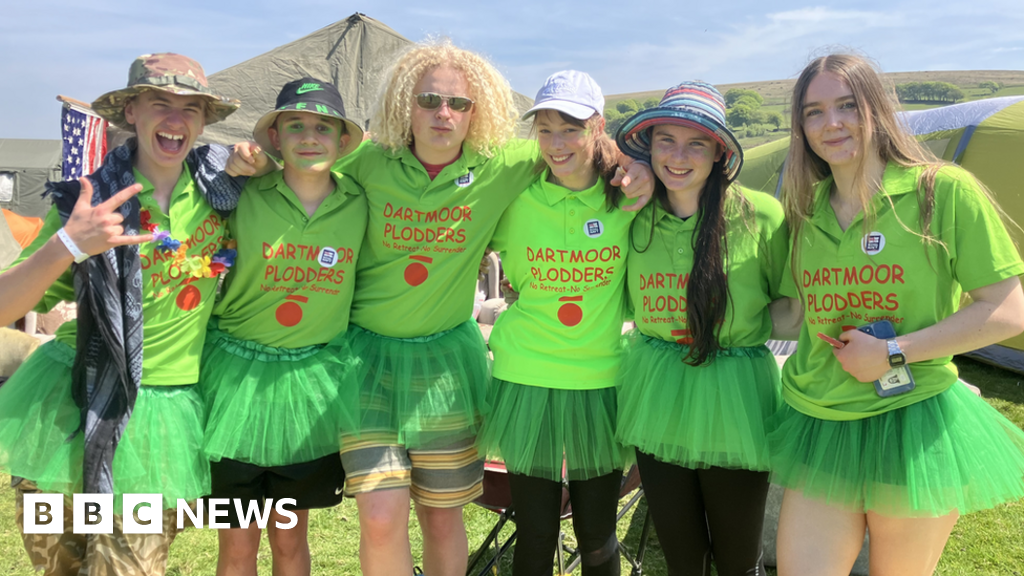 Ten Tors: Thousands descend upon Dartmoor for challenge - BBC News