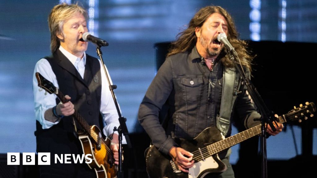 Glastonbury fans sing Happy Birthday to Paul McCartney - BBC