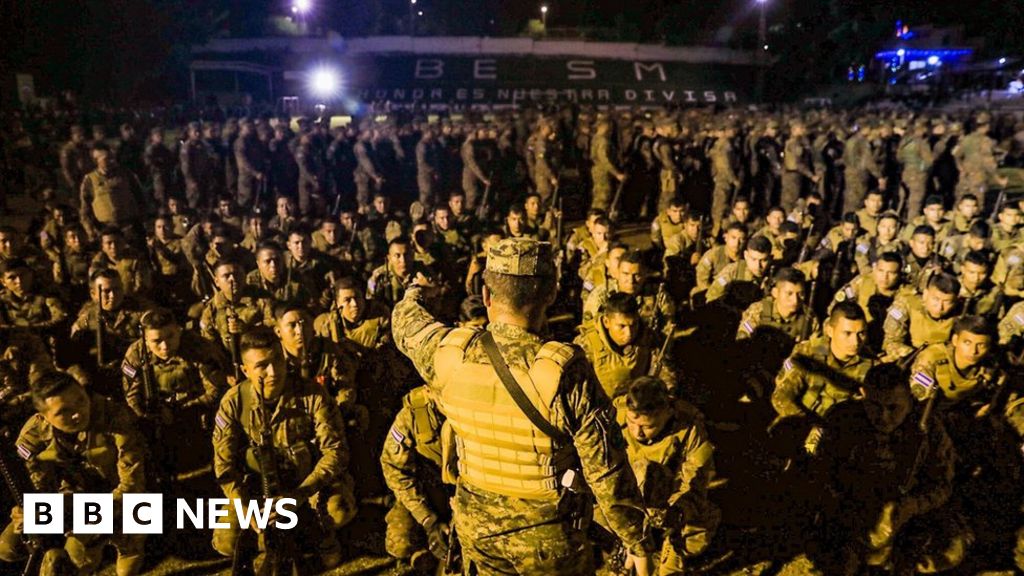 El Salvador: Thousands of troops surround city in gang crackdown - BBC