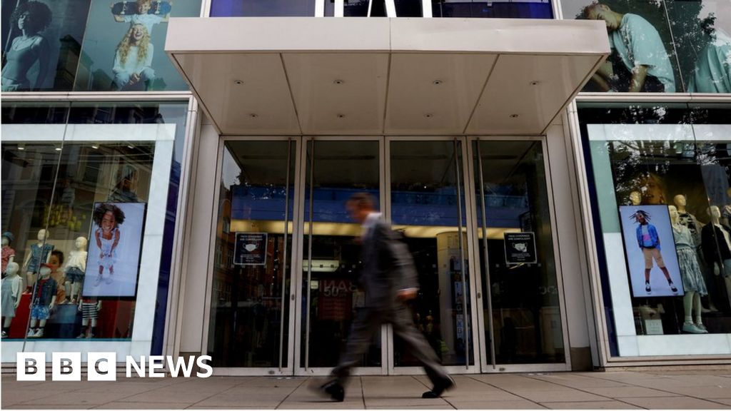 Gap to cut 500 office jobs in US and Asia as sales sink