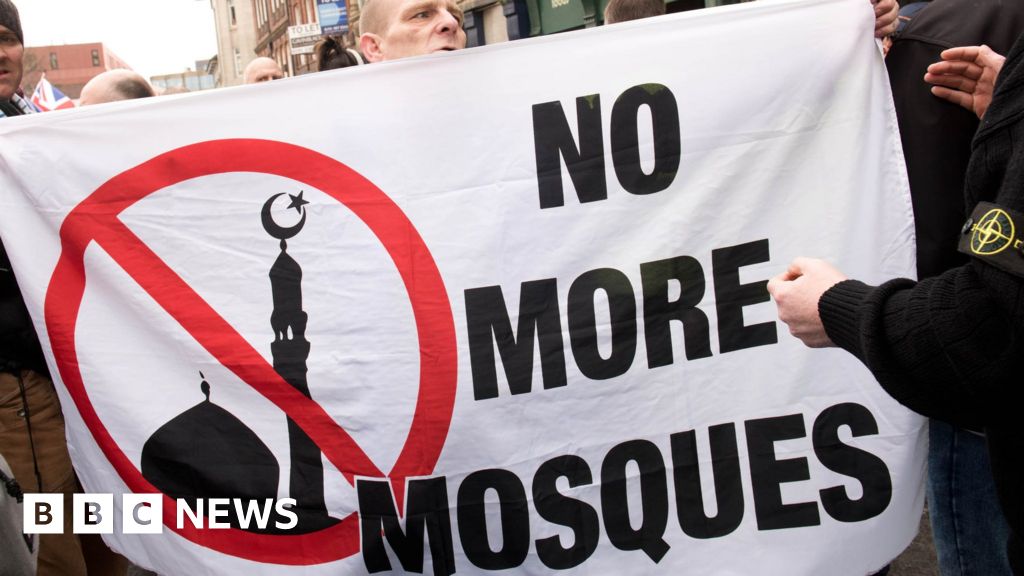 Islamophobia behind far-right rise in UK, report says