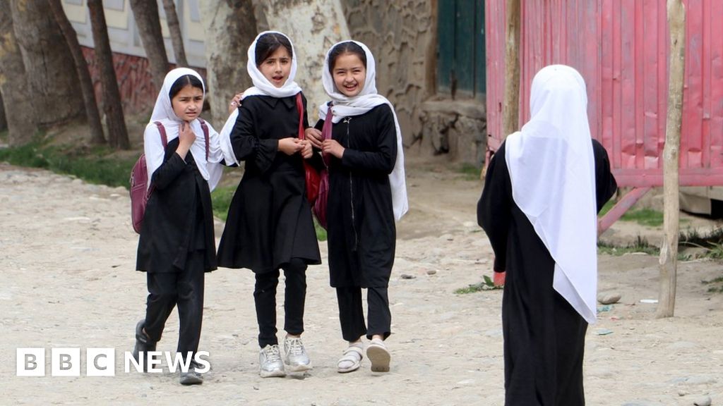 Афганистан: Тийнейджърките се отчайват, докато забраната на талибаните за училище продължава