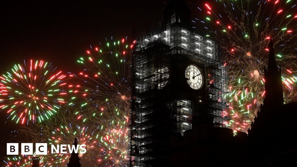 Spectacular new year firework displays welcome 2018 - BBC News