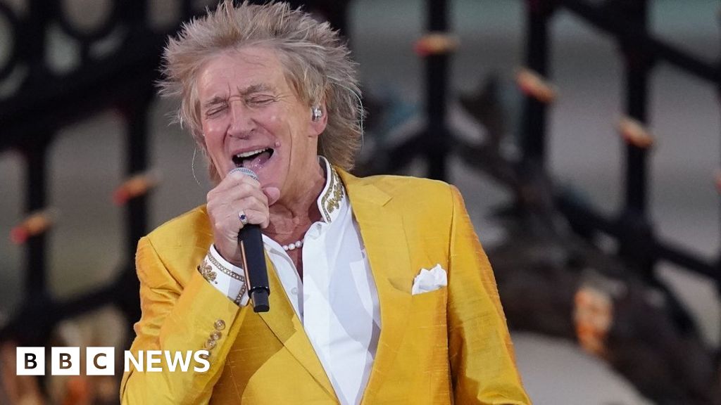 Rod Stewart calls on Tories to make way for Labour
