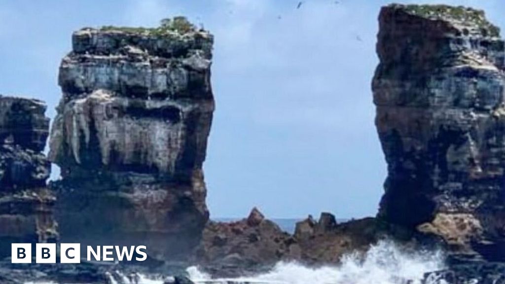 Galapagos Islands Erosion fells Darwin s Arch