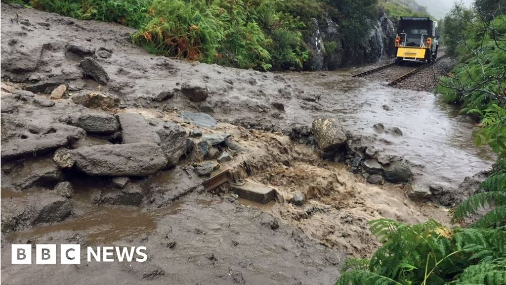 100-tonne landslide shuts Highlands road and line - BBC News