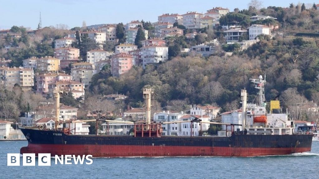 Товарен кораб, повреден от руска мина в Черно море, Украйна казва