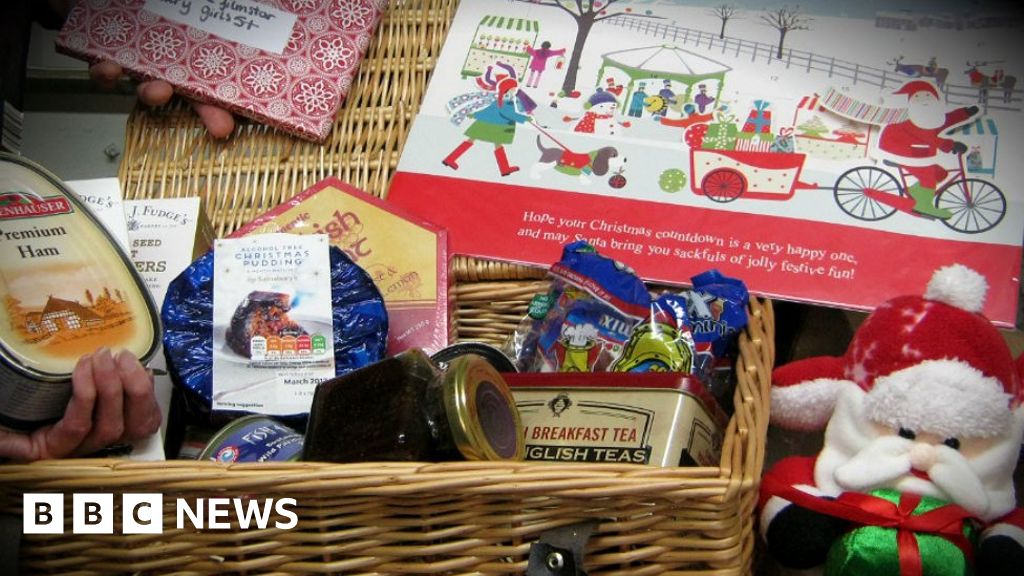 Banking on a Christmas meal: Behind the scenes at a food bank - BBC News