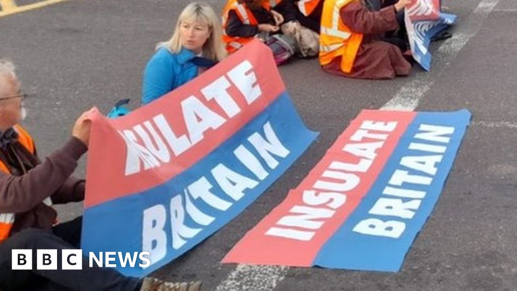 Insulate Britain: Angry motorists confront protesters at M25 junction