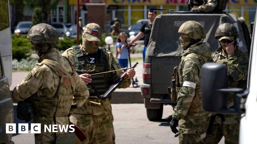 Ukraine war: Melitopol residents resist Russian occupation