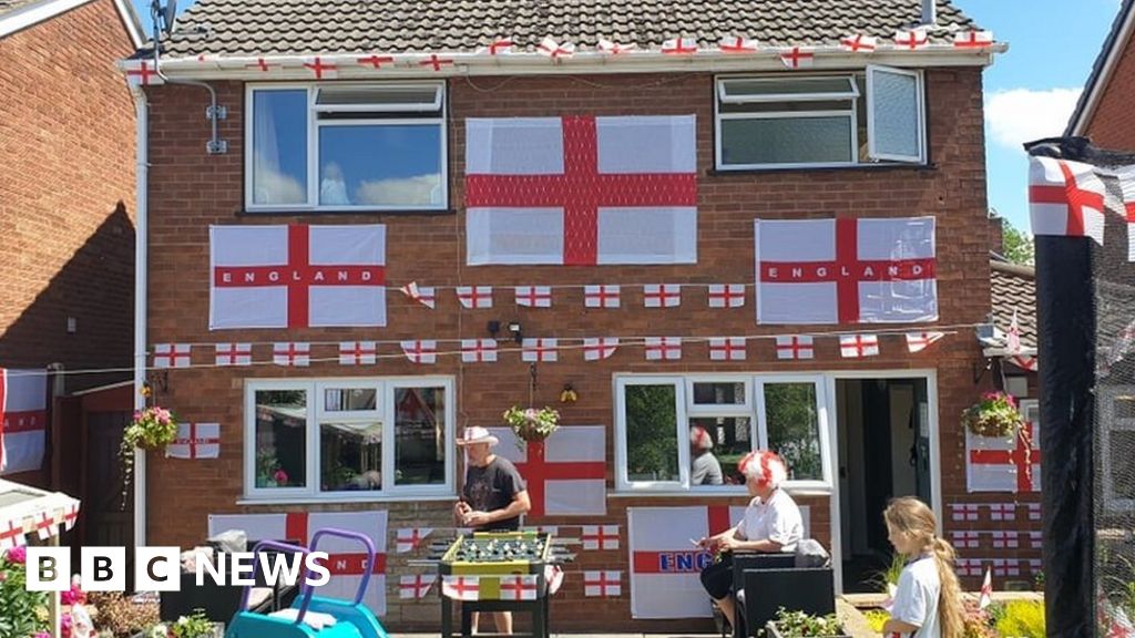 Euro 2020: Butcher covers Brierley Hill home in England flags - BBC News