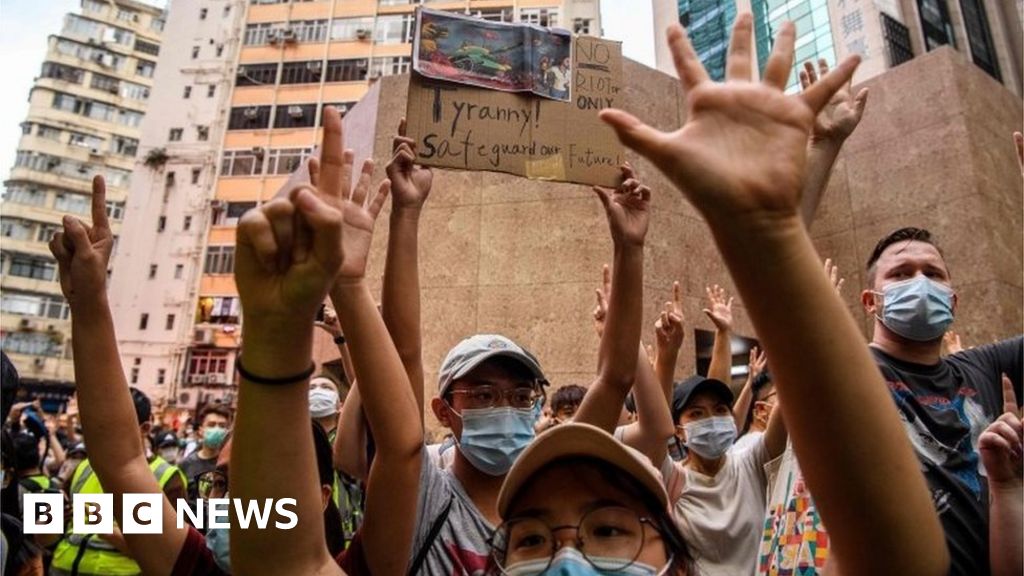 Hong Kong security law: Pro-democracy books pulled from libraries - BBC News