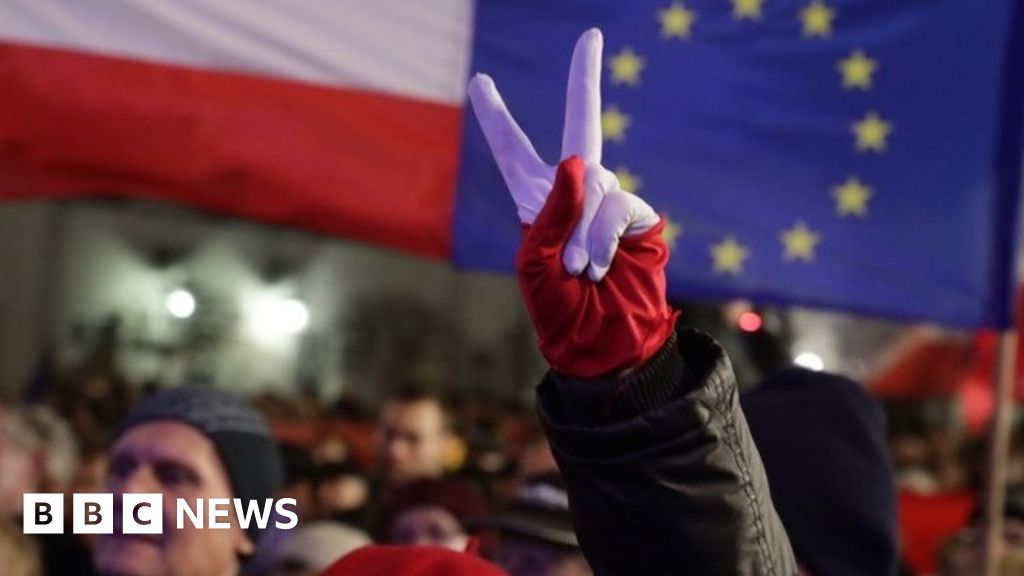 Fresh Poland Protests Over Judiciary Reform - BBC News