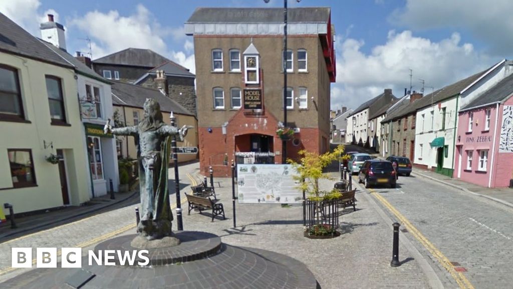 Llantrisant war memorial site prompts concerns BBC News