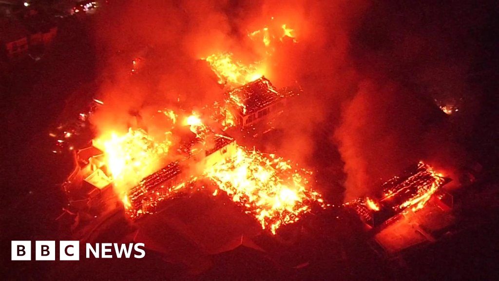 Shuri Castle: Huge fire engulfs Japan's 500-year-old site