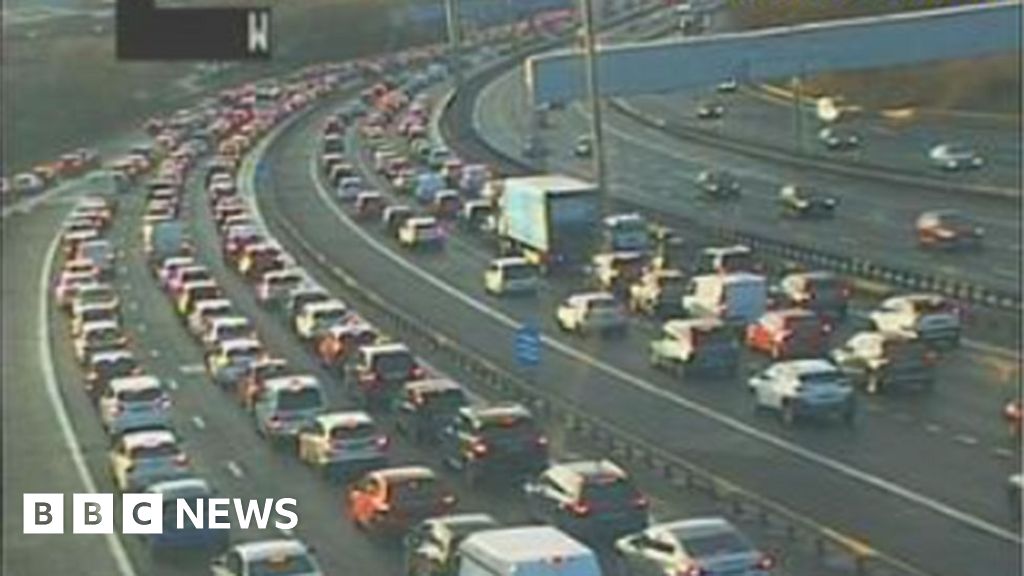 Man dies following incident on M8 near Glasgow - BBC News