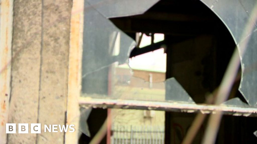 Benefit cuts 'hit sheltered housing' BBC News