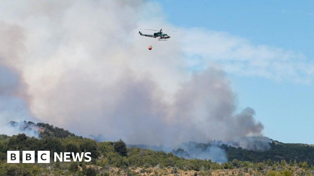 Повече от сто пожарникари се борят да овладеят горски пожар