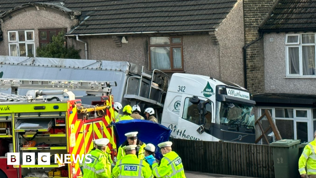 Purfleet Man dies after lorry crashes into row of houses