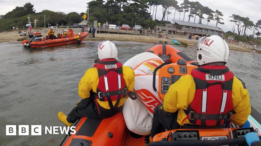 Man dies after paddleboard rescue off Hampshire coast
