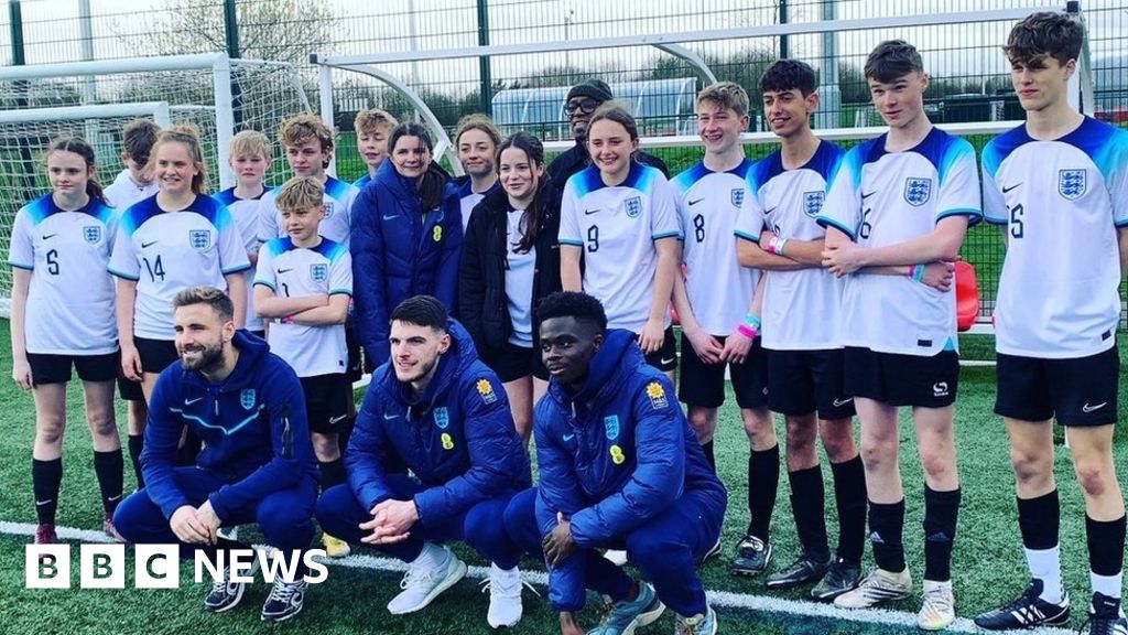 Euro 2024 School Pupils Train With England Stars BBC News    129085082 Mediaitem129085081 