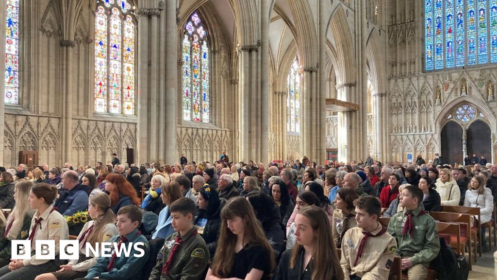 York: Hundreds attend Ukraine vigil on anniversary day of war