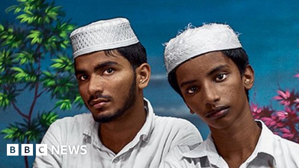 The old-world charm of India's photo studios - BBC News