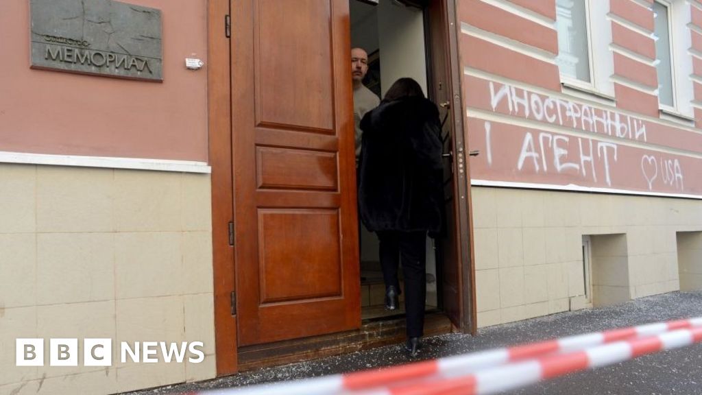 Memorial: Russia Moves To Close Major Human Rights Group - BBC News