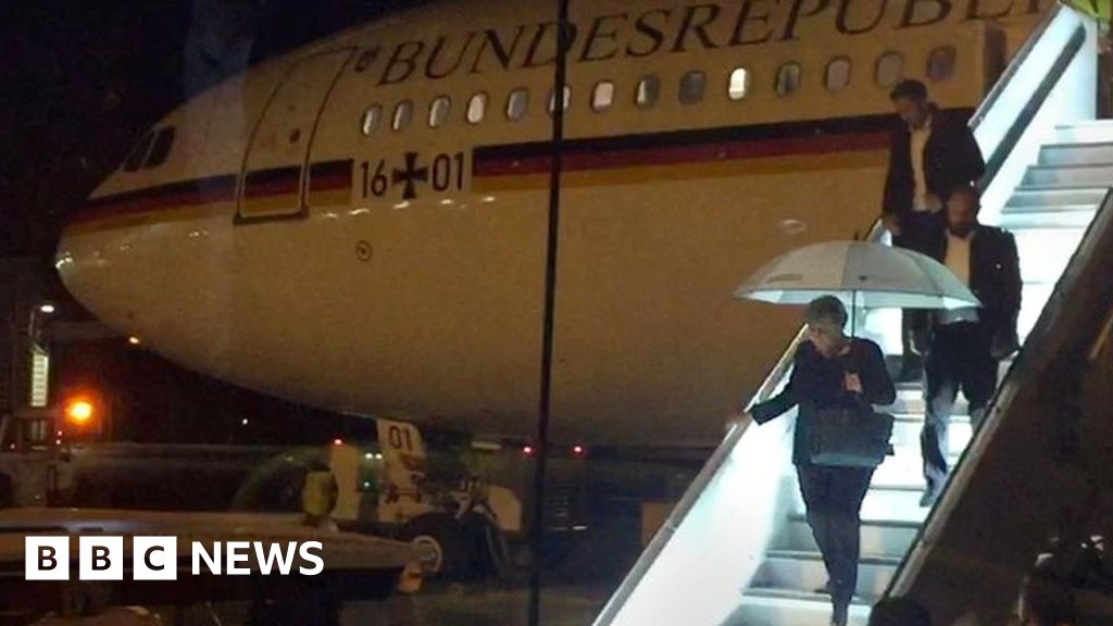 Merkel plane technical failure leaves German leader late for G20 BBC News