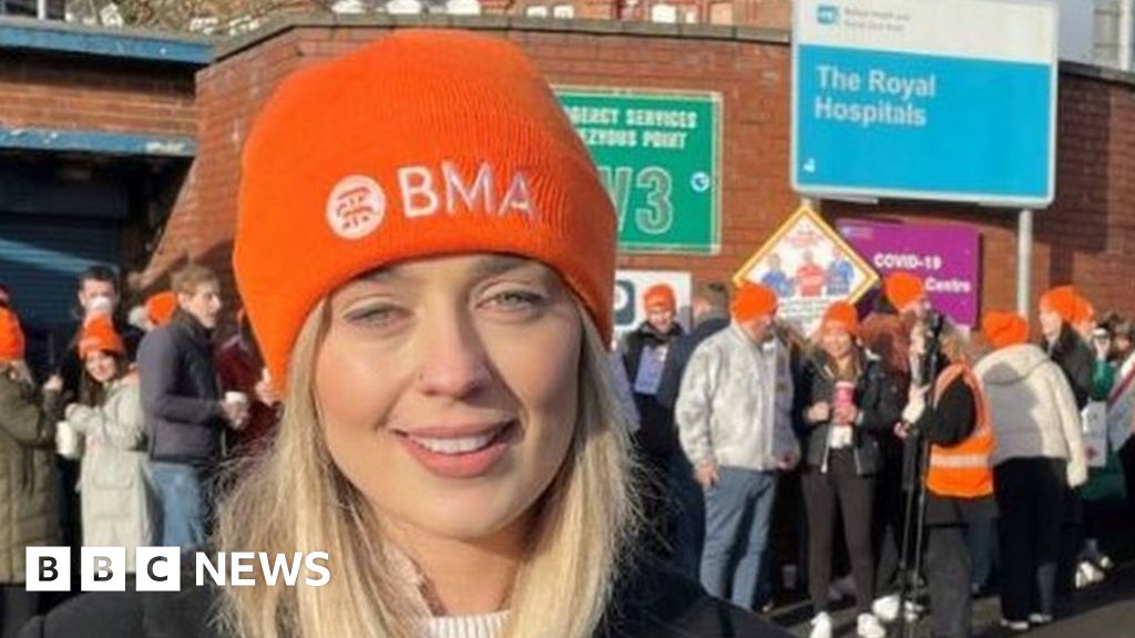 Junior doctors in Northern Ireland to stage further walkouts - BBC News