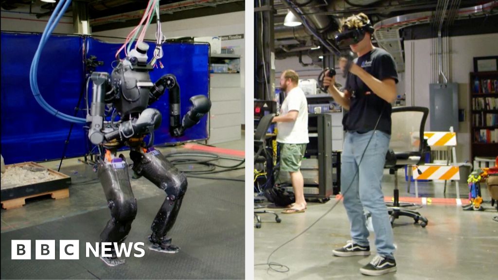 A VRcontrolled robot that throws boxing punches BBC News