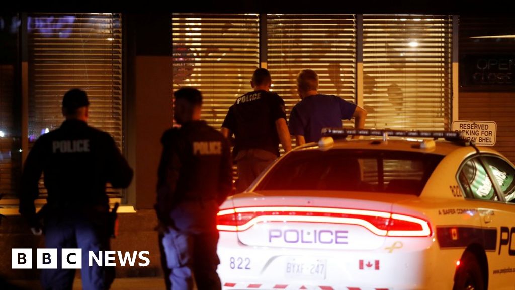 Mississauga explosion: Suspects 'detonate bomb' in restaurant - BBC News