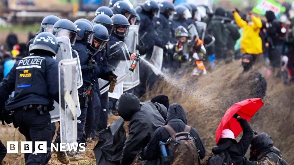 LUTZERAT: Klimaaktivisten wurden von der deutschen Polizei nach Zusammenstößen in der Nähe einer Kohlemine ausgewiesen
