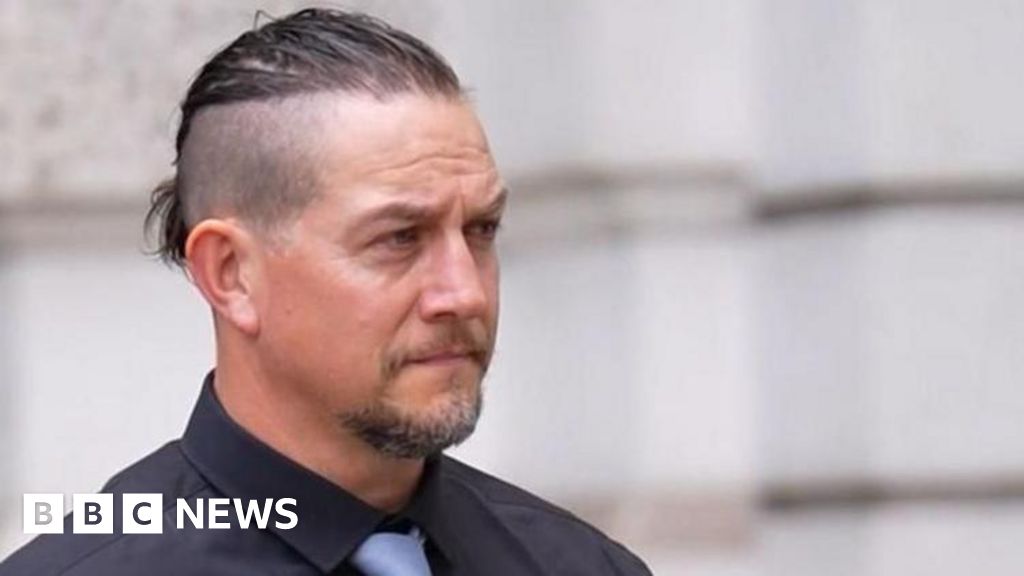 Met PC denies misconduct over bus stop arrest