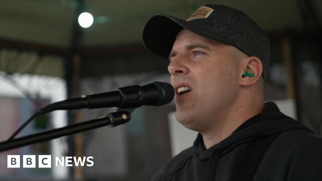 Musician with broken thumb busks his way into record books