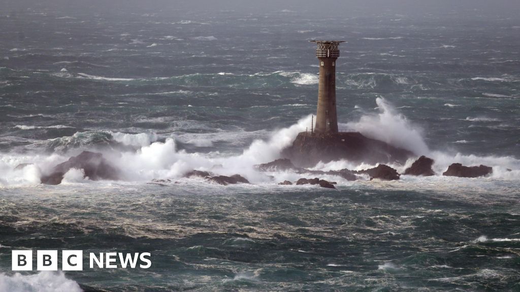 Cornwall Lighthouse Off Land’s End terdengar peringatan kabut konstan